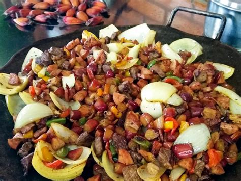  Arroz de Carne de Qinzhou: Uma Sinfonia de Sabores Picantes e Texturas Cremosas?